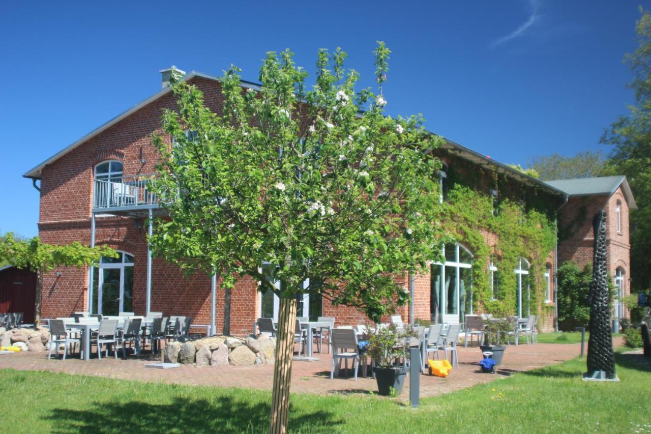 Hotel Schaeferwagen Auf Dem Biogut-Saalkow Gustow  Exterior foto