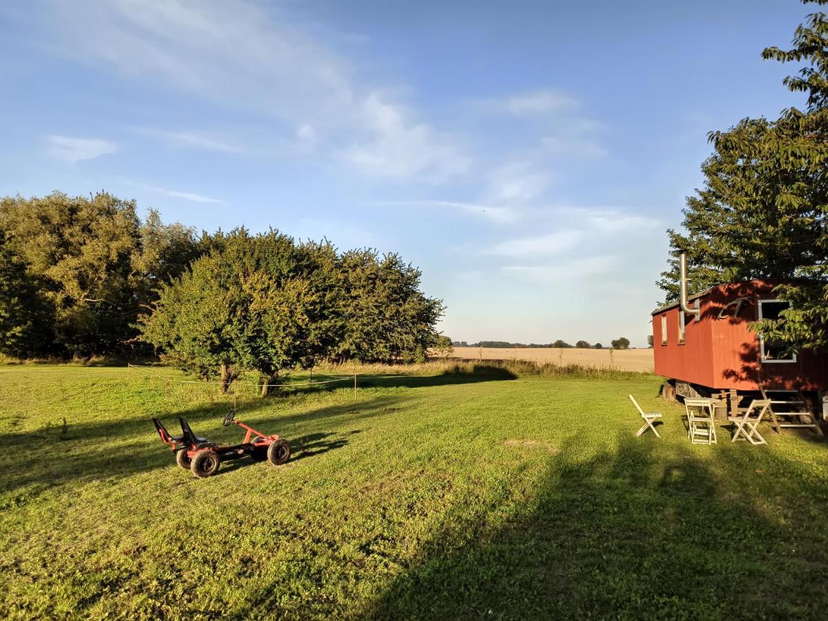 Hotel Schaeferwagen Auf Dem Biogut-Saalkow Gustow  Exterior foto