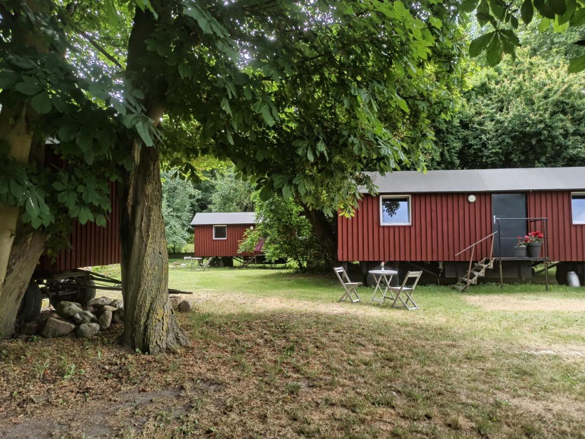 Hotel Schaeferwagen Auf Dem Biogut-Saalkow Gustow  Exterior foto