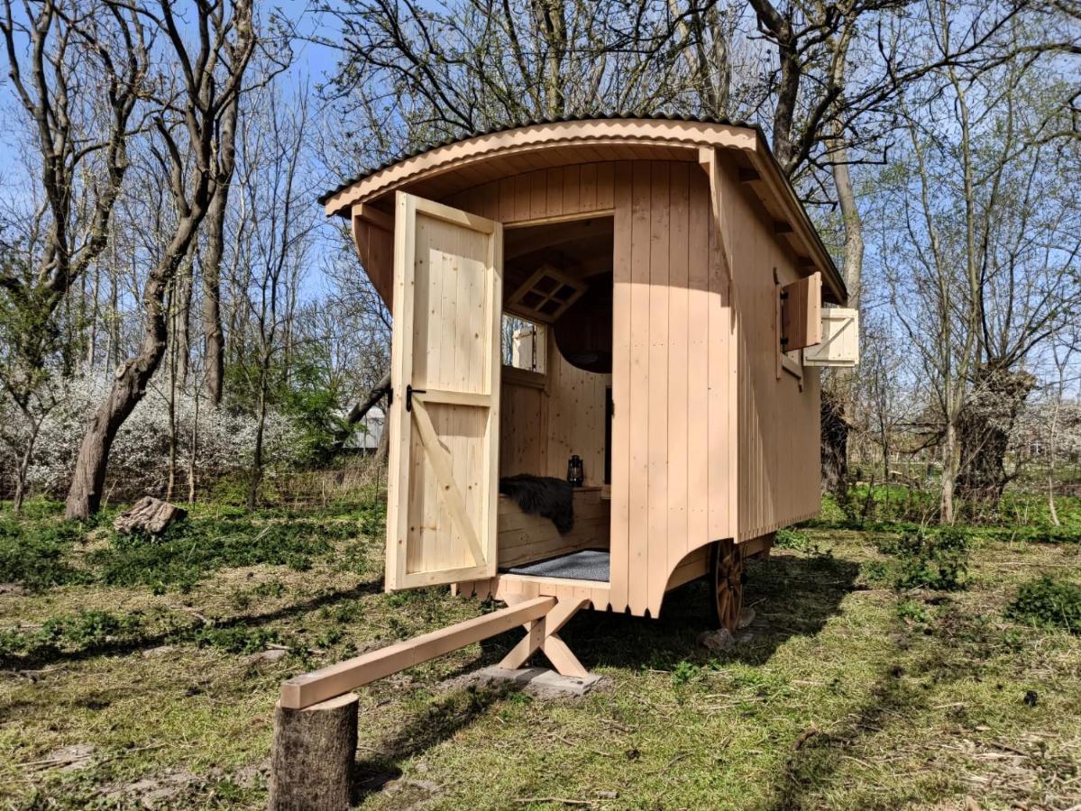 Hotel Schaeferwagen Auf Dem Biogut-Saalkow Gustow  Exterior foto