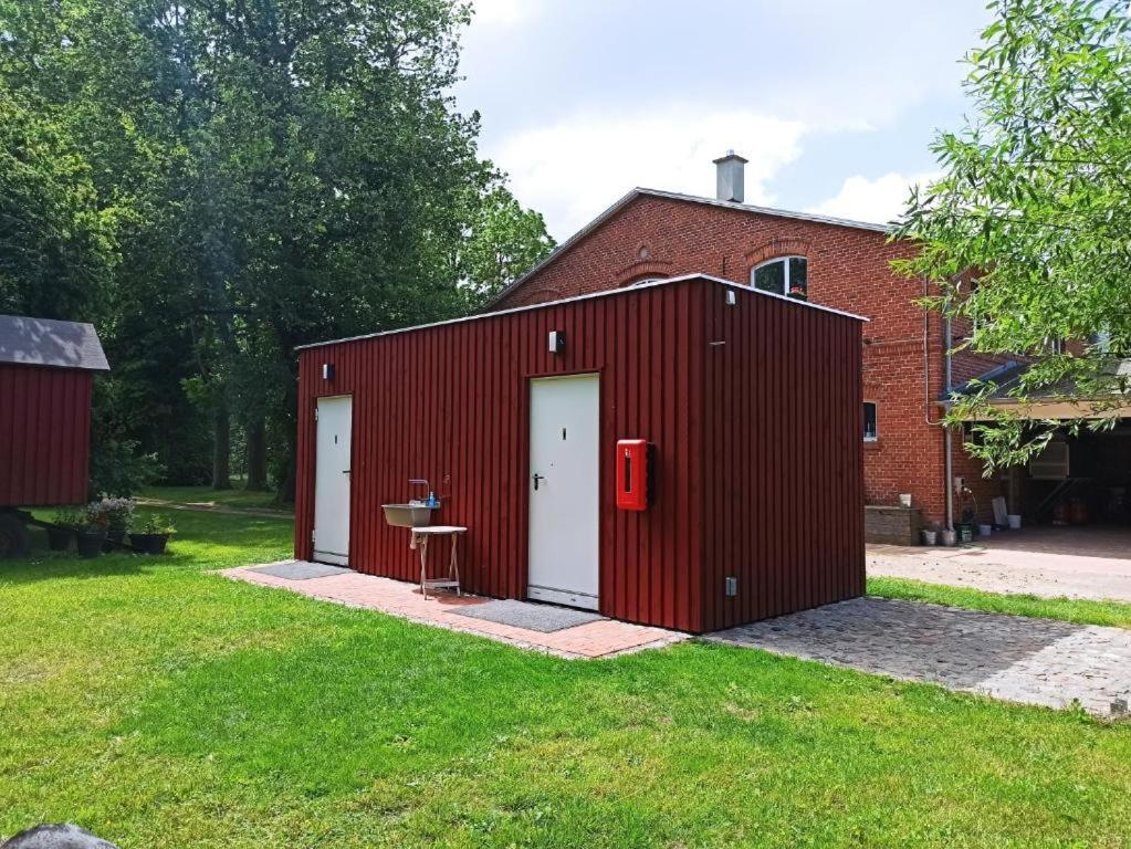 Hotel Schaeferwagen Auf Dem Biogut-Saalkow Gustow  Exterior foto